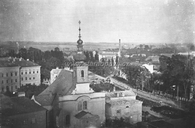 nadrokruh (3).jpg - Pohled na Nádražní okruh, kostel sv. Jana Křtitele a okolí na fotografii z doby před rokem 1895.
